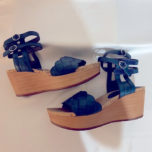 Baretraps teal 2.5” wedge sandals. Can adjust w/ Velcro or w/ buckles. Size 7 - Picture 4 of 8